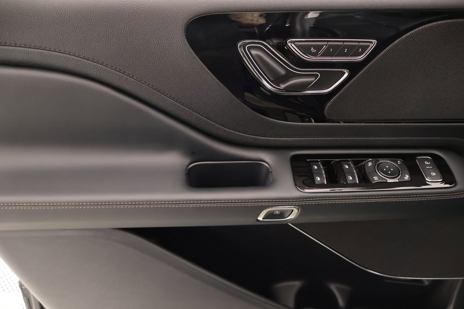 New 2026 Lincoln Aviator AWD image 17