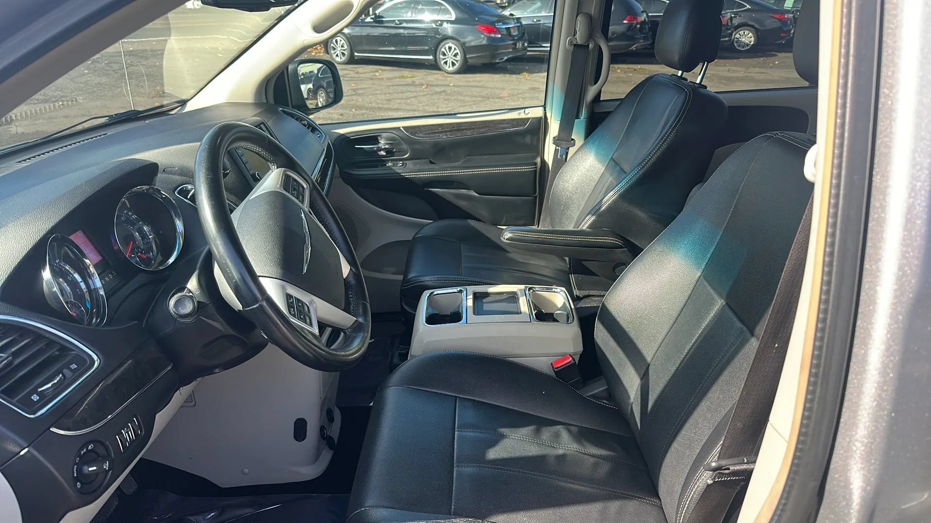 Used 2016 Chrysler Town & Country Touring FWD image 8