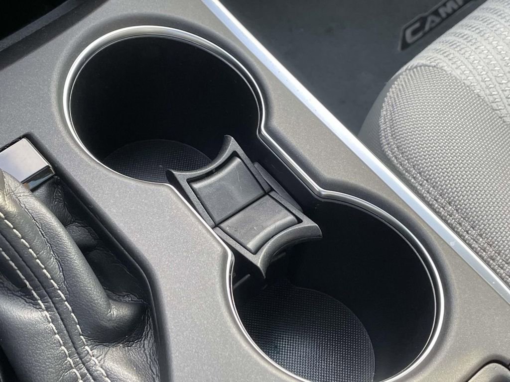 Used 2016 Toyota Camry LE image 29