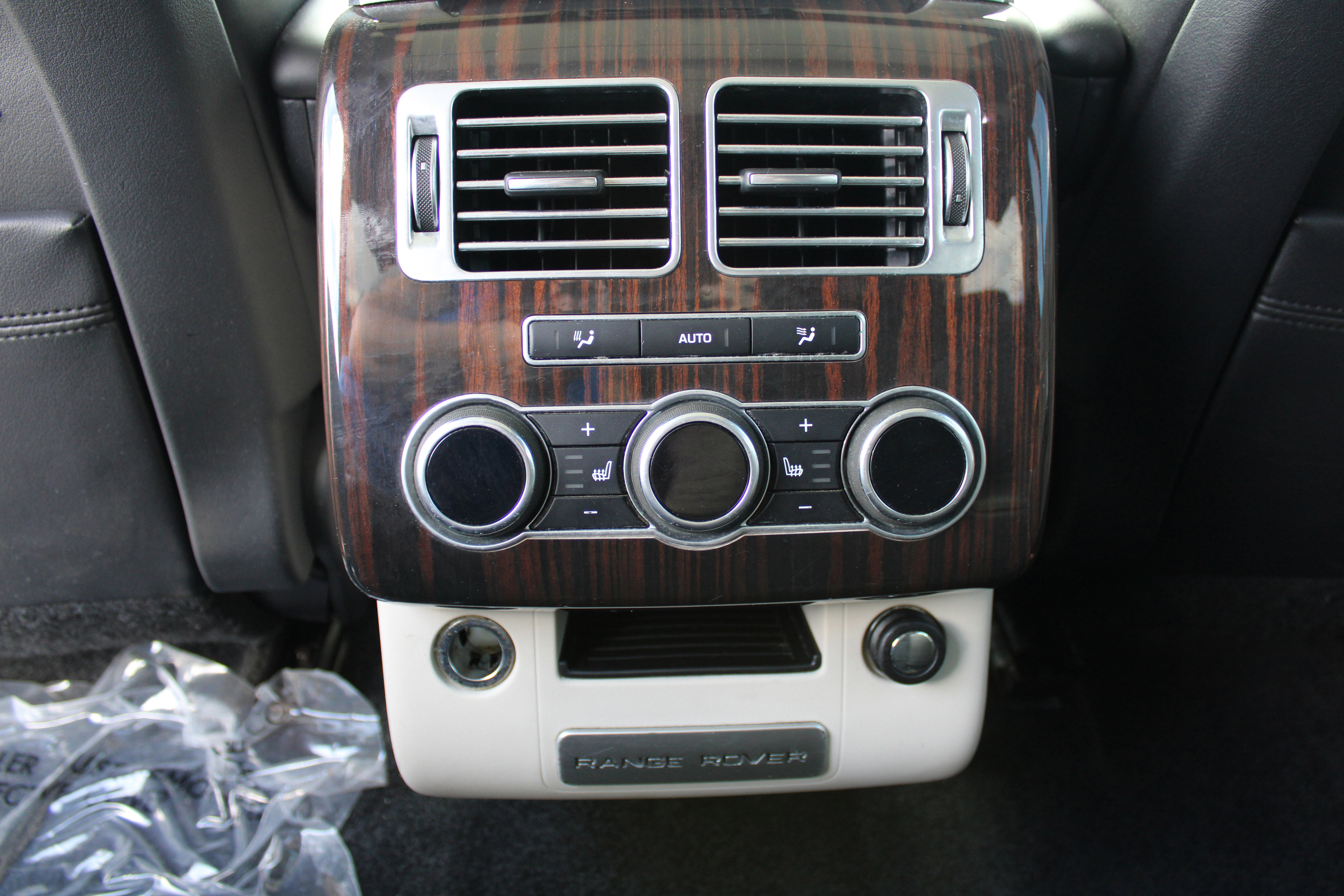 Used 2014 Land Rover Range Rover HSE image 38