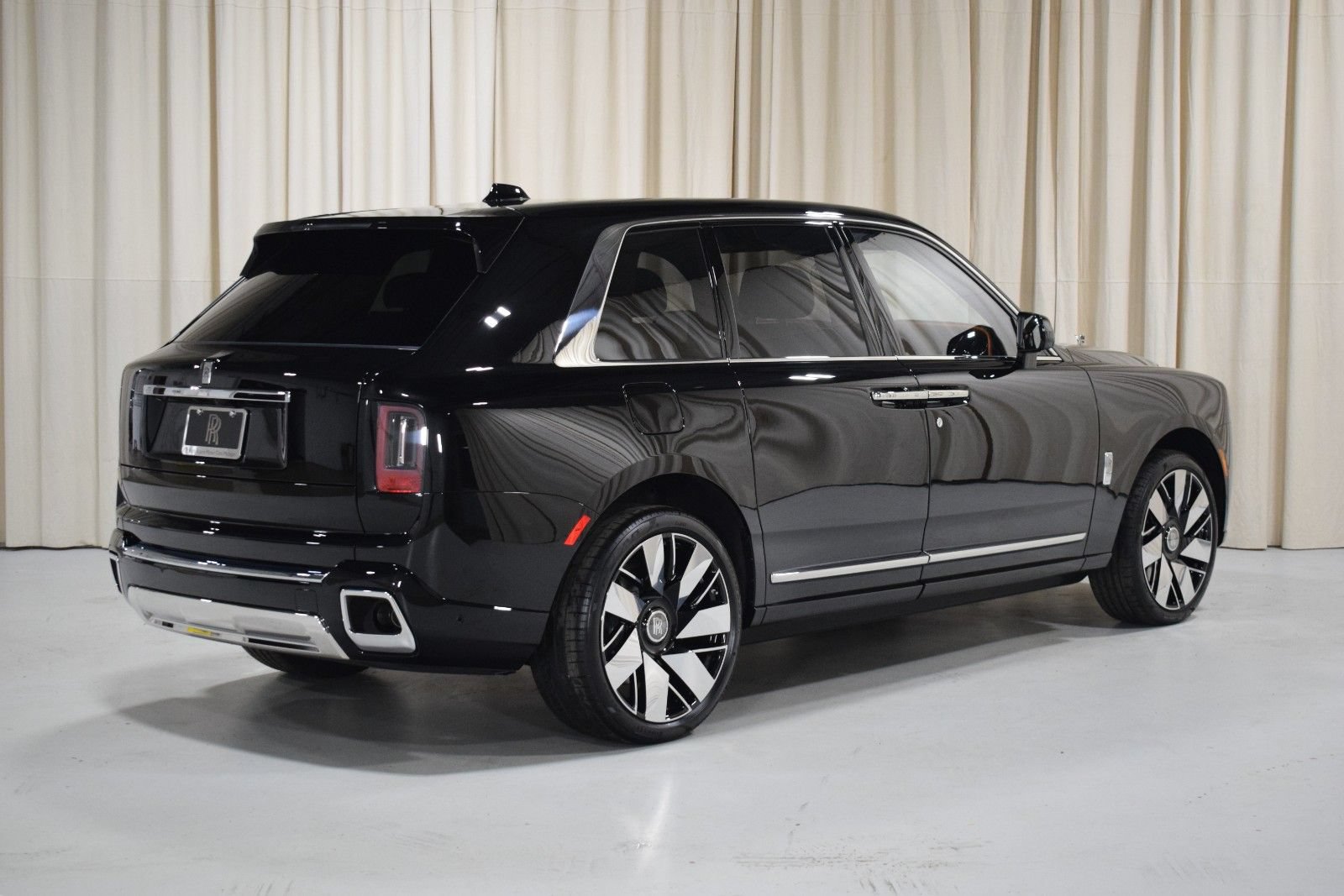 New 2026 Rolls-Royce Cullinan AWD/4WD image 2
