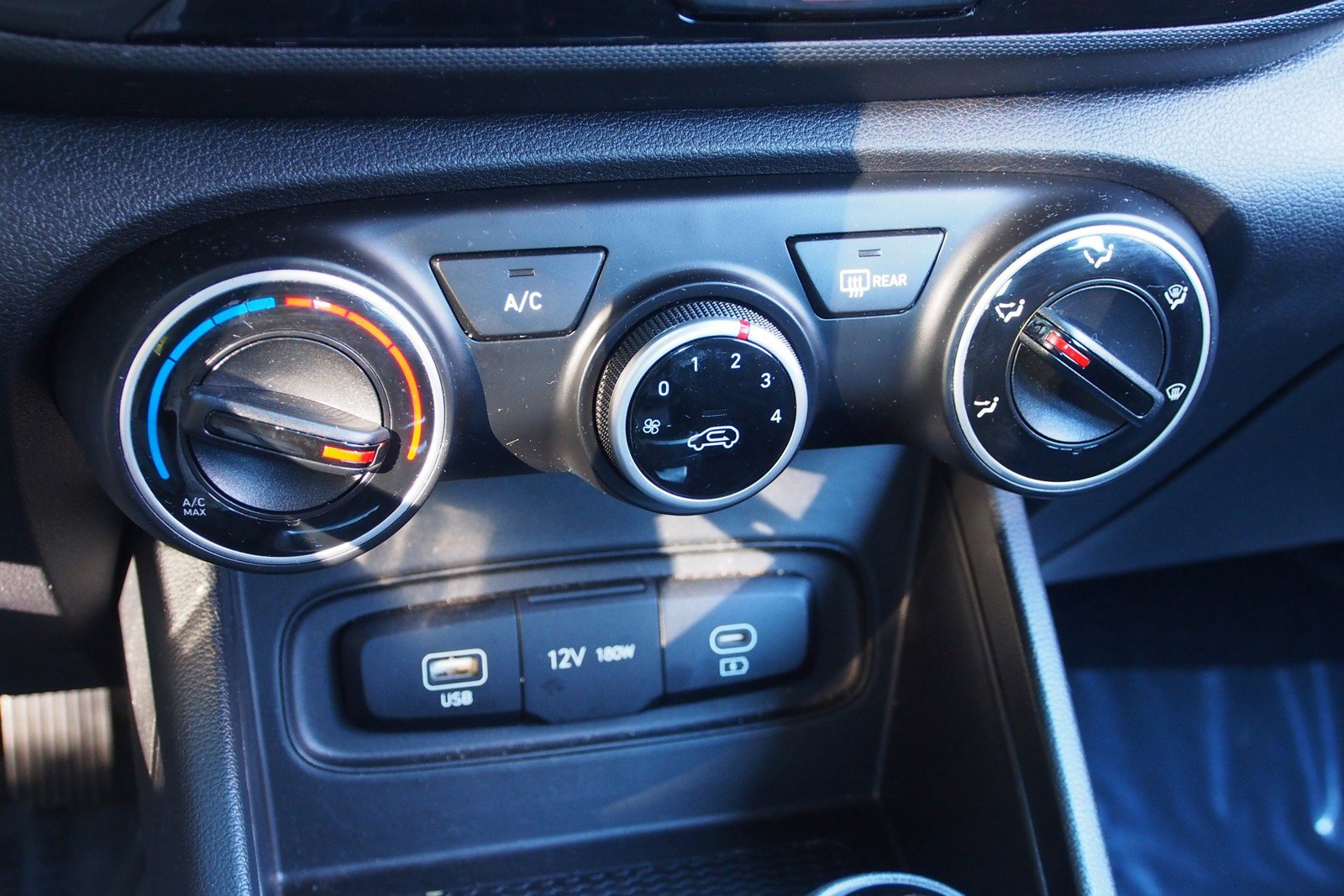 Used 2025 Hyundai Venue SE image 25