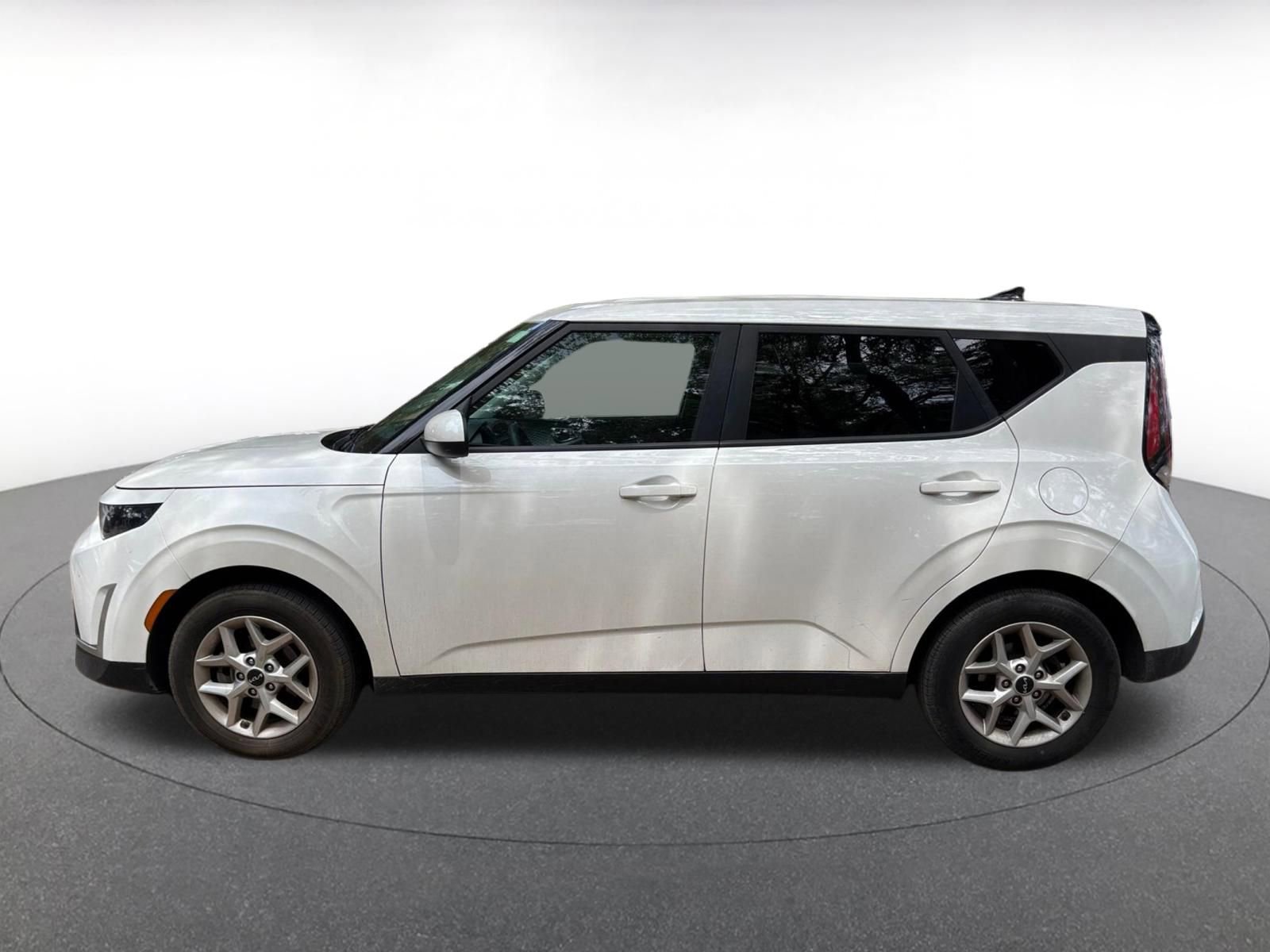 Used 2025 Kia Soul LX w/ LX Technology Package FWD image 4