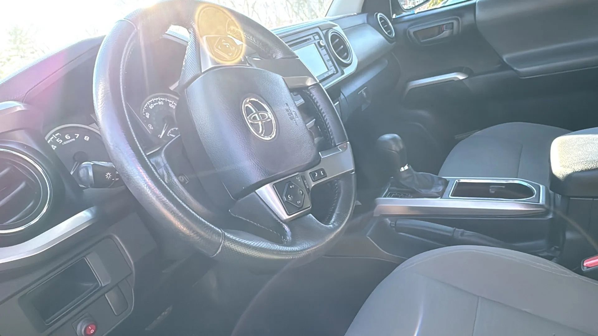 Used 2017 Toyota Tacoma SR5 w/ SR5 Appearance Package (SM) AWD/4WD image 12