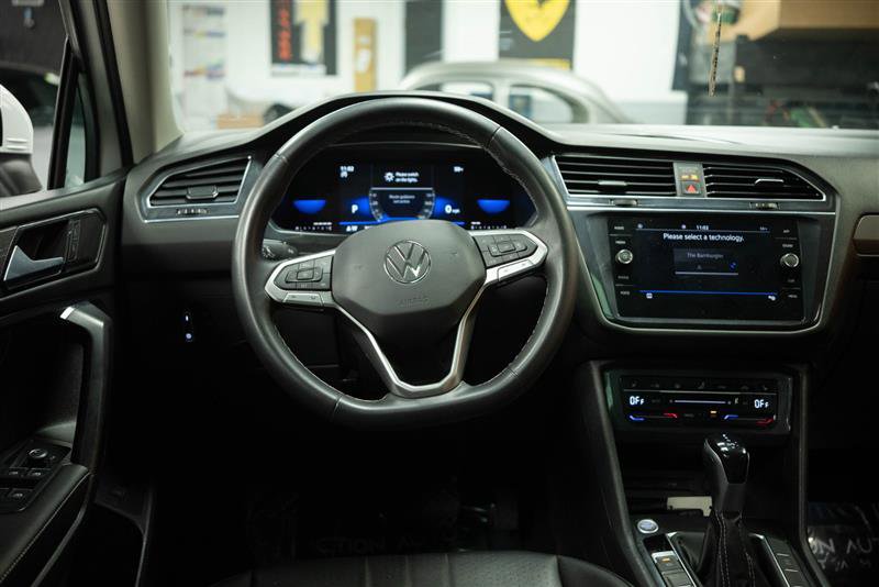 Used 2022 Volkswagen Tiguan SE w/ Panoramic Sunroof Package image 18