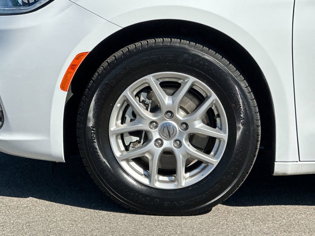 Used 2023 Chrysler Pacifica Touring-L image 29
