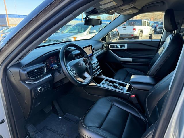 Used 2022 Ford Explorer XLT w/ Equipment Group 202A image 3