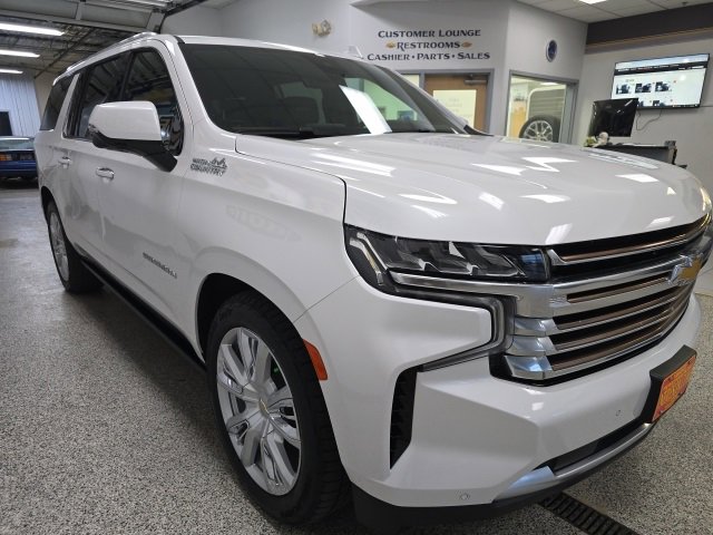 Used 2024 Chevrolet Suburban High Country image 3