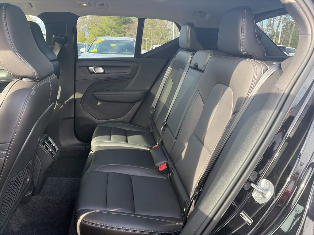 Used 2025 Volvo XC40 B5 Plus image 10