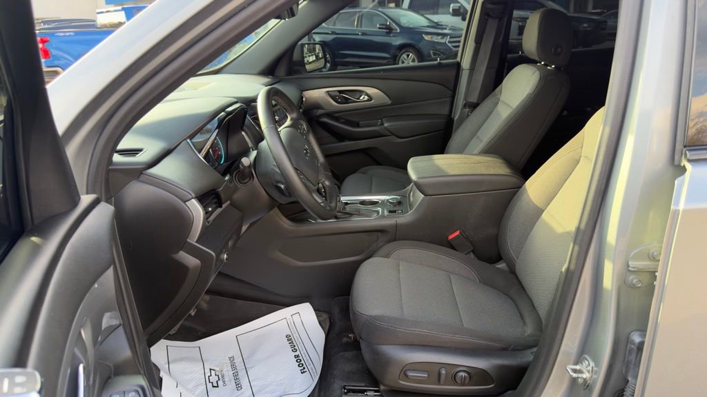 Used 2023 Chevrolet Traverse LT w/ Midnight/Sport Edition image 7