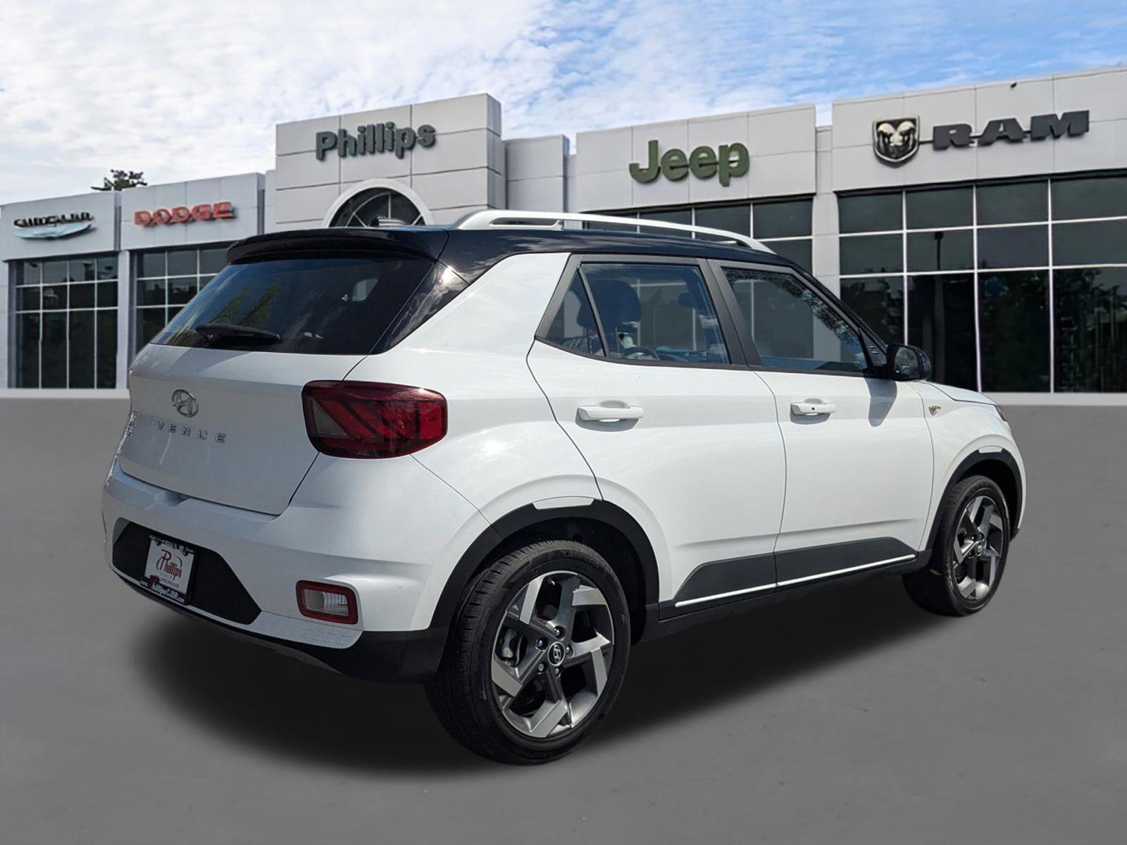 Used 2024 Hyundai Venue Limited image 3