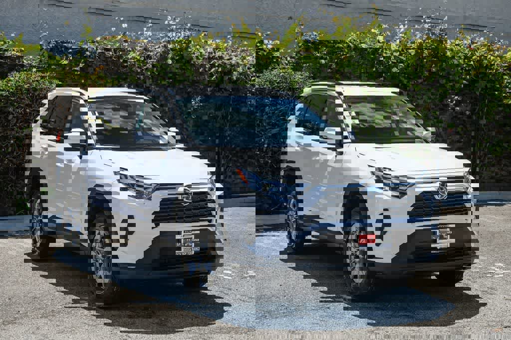 Used 2023 Toyota RAV4 LE video 3