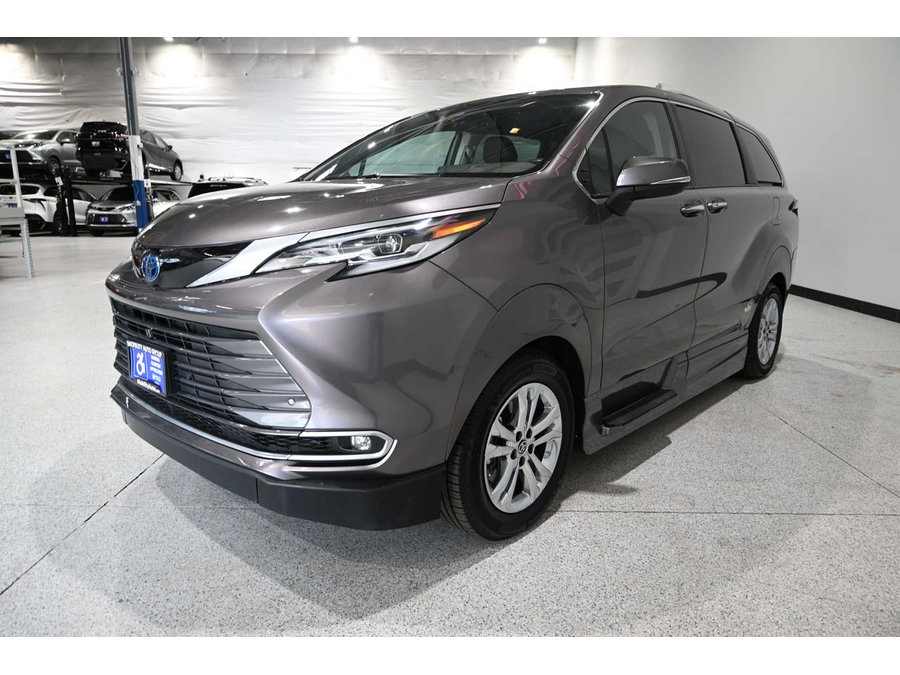 Used 2022 Toyota Sienna Platinum AWD/4WD image 10