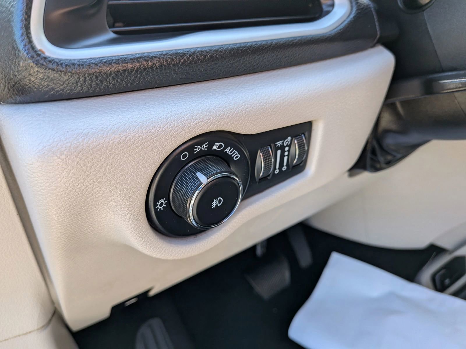 Used 2022 Chrysler Pacifica Touring-L w/ Uconnect Theater Family Group FWD image 56