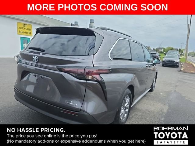 Used 2023 Toyota Sienna LE AWD/4WD image 4