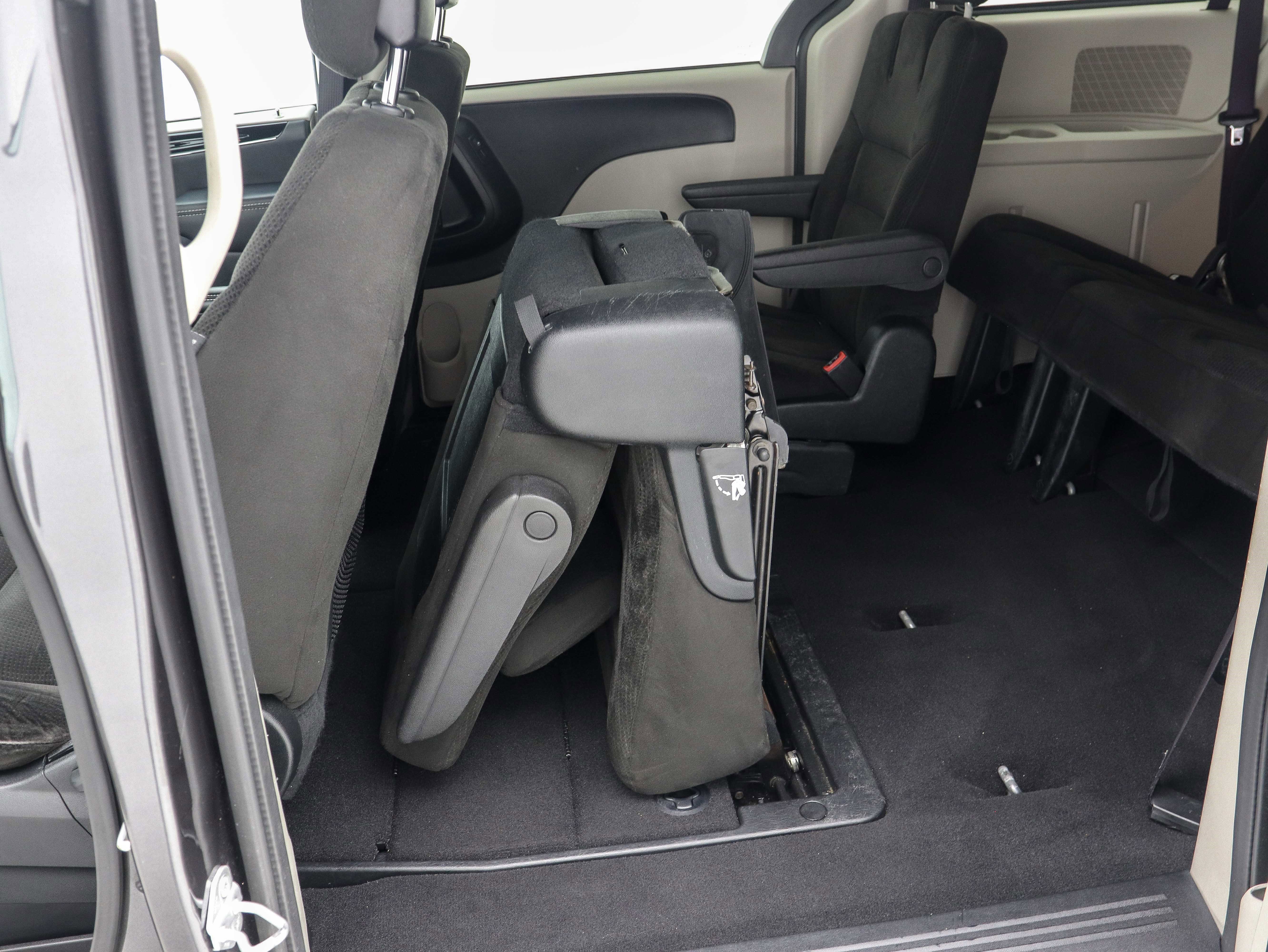 Used 2016 Dodge Grand Caravan SE image 18