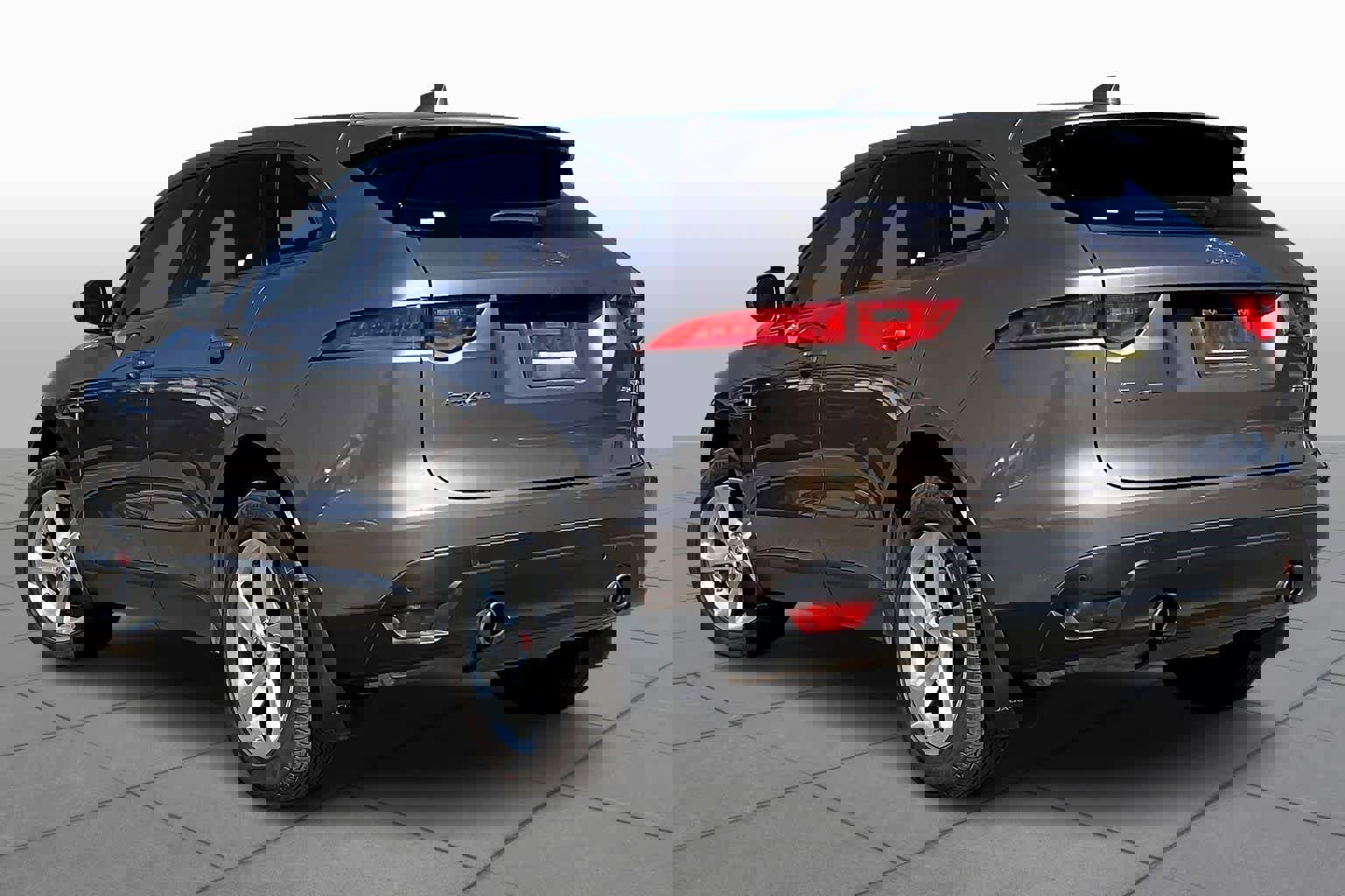 Used 2017 Jaguar F-PACE Premium image 11