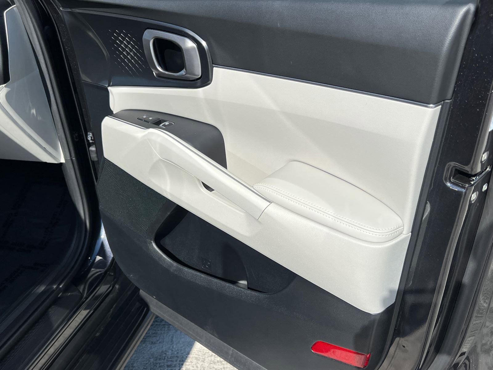 Used 2025 Kia Sorento S w/ Panoramic Sunroof Package image 14