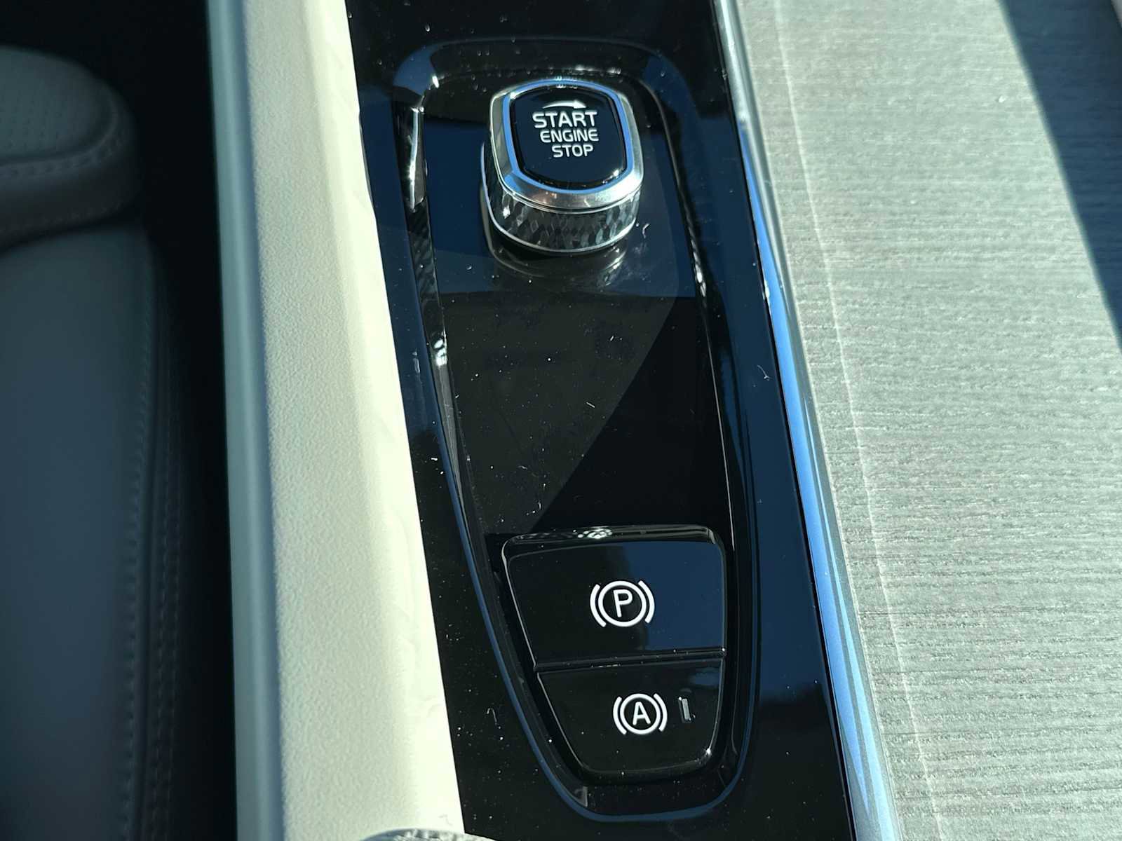 Used 2025 Volvo XC60 B5 Ultra w/ Protection Package Premier image 31