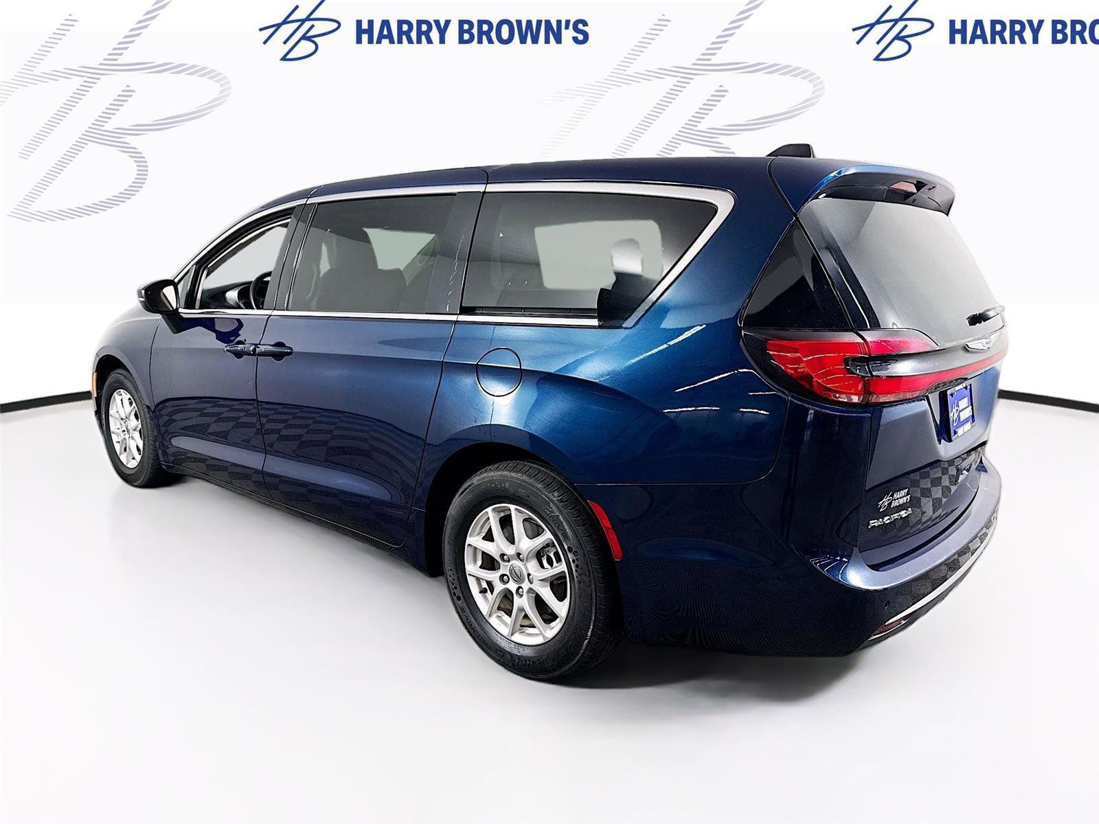 Used 2023 Chrysler Pacifica Touring-L image 29