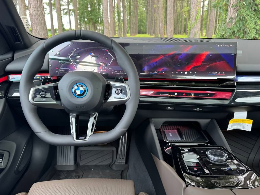 New 2026 BMW 550e xDrive image 3