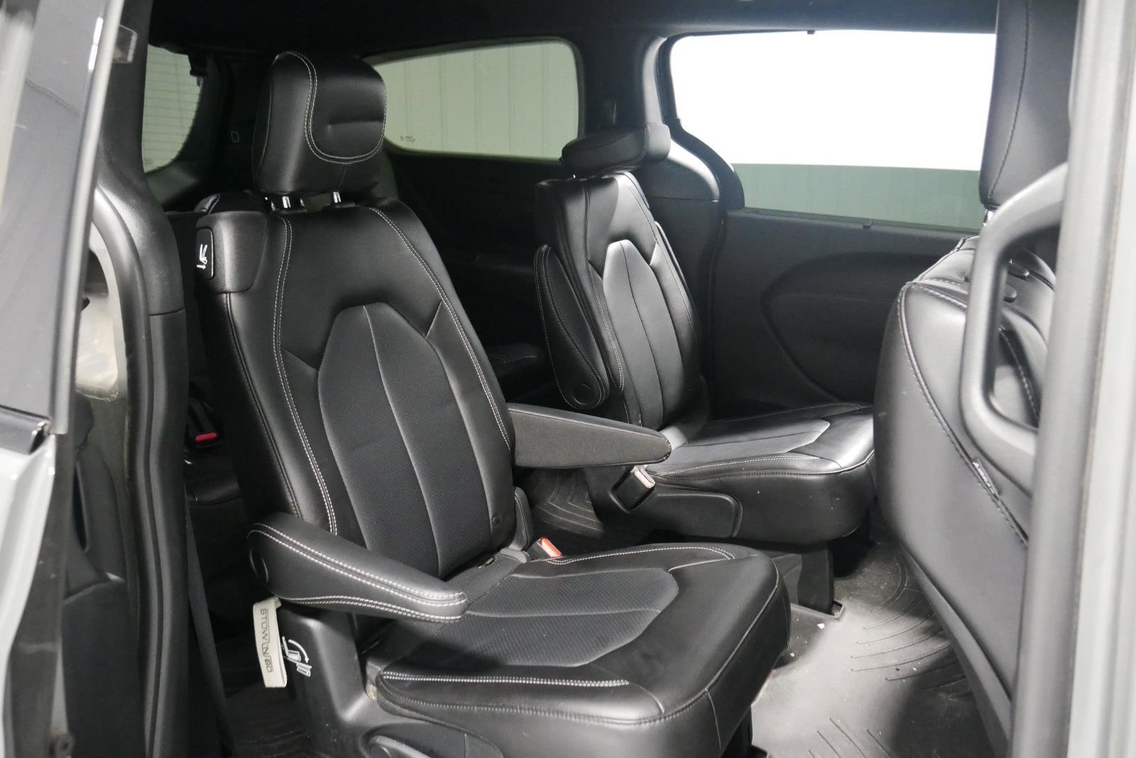 Used 2023 Chrysler Pacifica Touring-L w/ S Appearance Package image 17