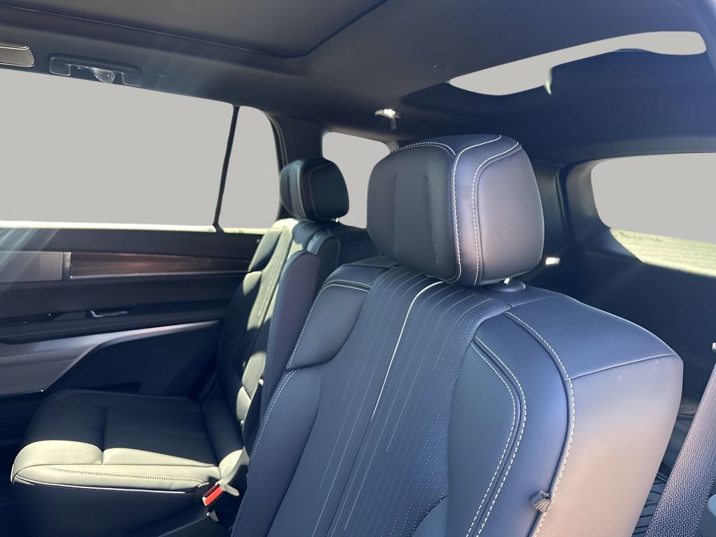 New 2026 Cadillac Vistiq Sport w/ LPO, Floor Liner Package image 19
