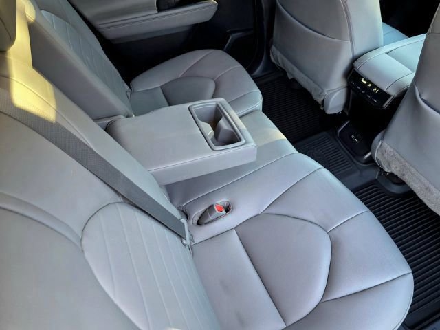 Used 2020 Toyota Highlander XLE AWD/4WD image 34