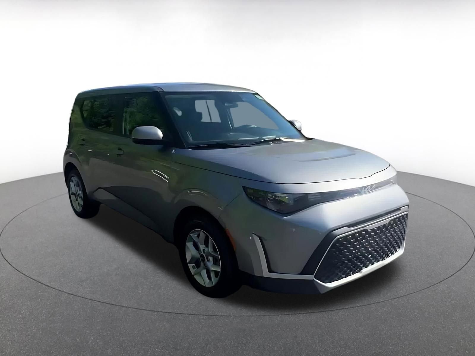 Used 2025 Kia Soul LX w/ LX Technology Package FWD image 3