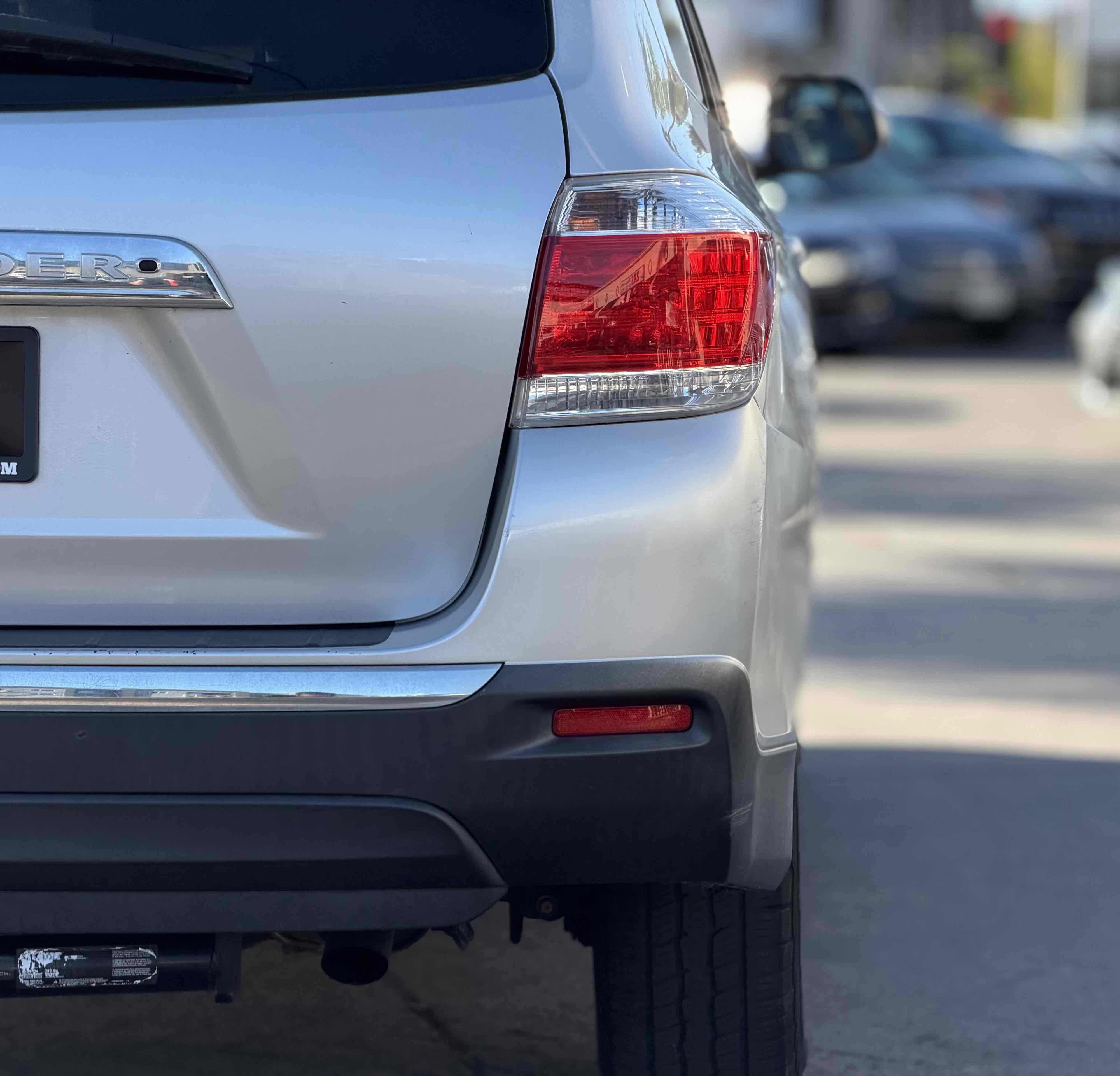 Used 2012 Toyota Highlander SE w/ Tow Pkg FWD image 9