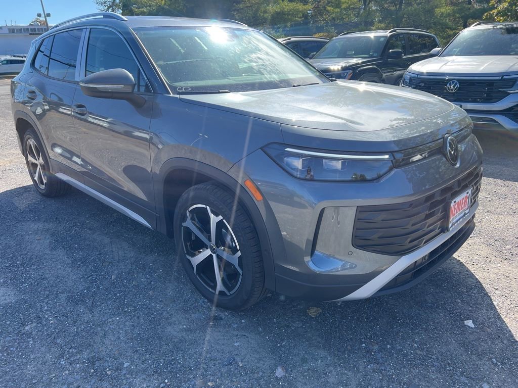 New 2025 Volkswagen Tiguan SE image 3
