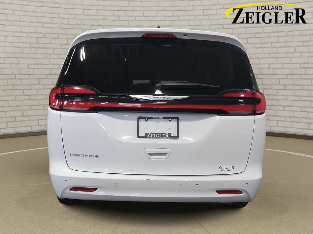 Used 2024 Chrysler Pacifica Touring-L FWD image 6