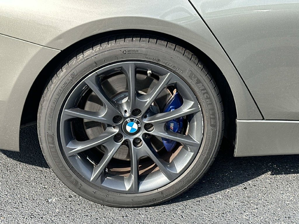 Used 2017 BMW 320i Sedan RWD image 9