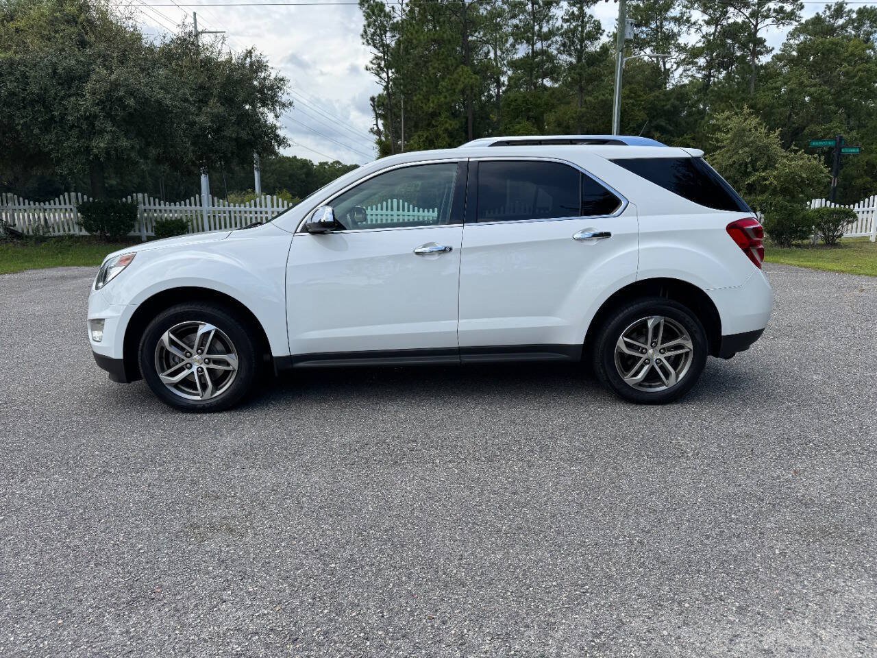 Used 2017 Chevrolet Equinox Premier w/ Enhanced Convenience Package AWD/4WD image 4