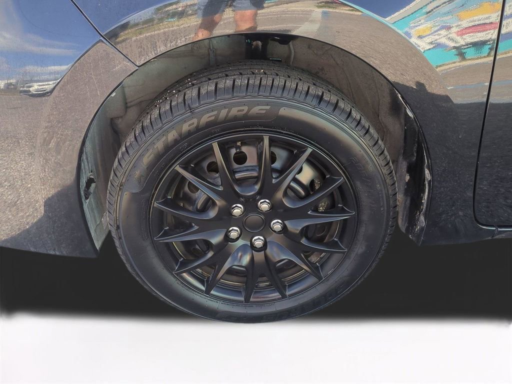 Used 2018 Toyota Corolla LE FWD image 11