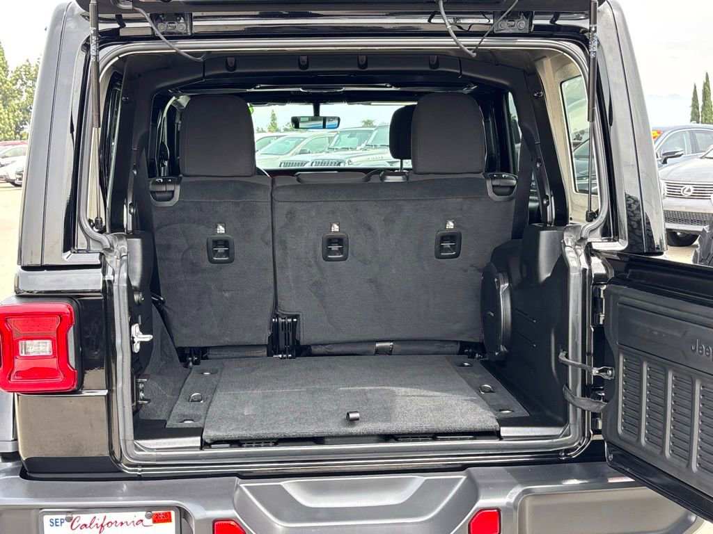 Used 2022 Jeep Wrangler Unlimited Rubicon w/ LED Lighting Group image 27