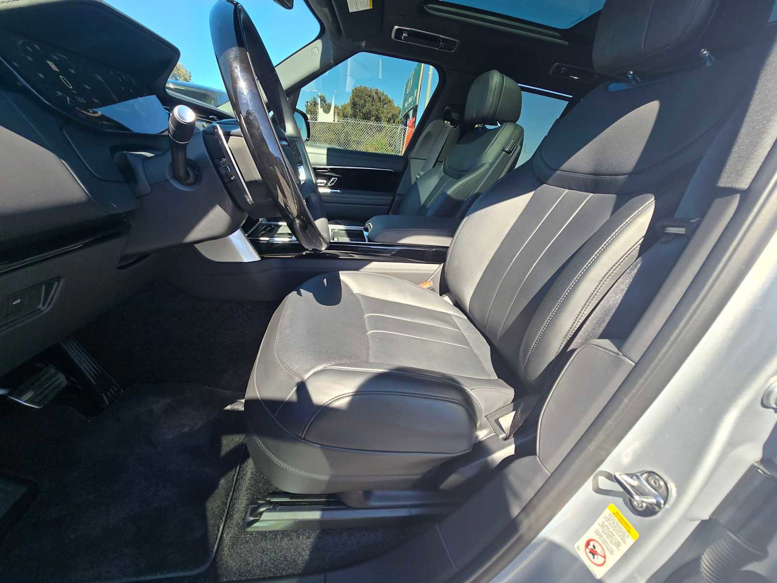 Used 2025 Land Rover Range Rover SE image 25