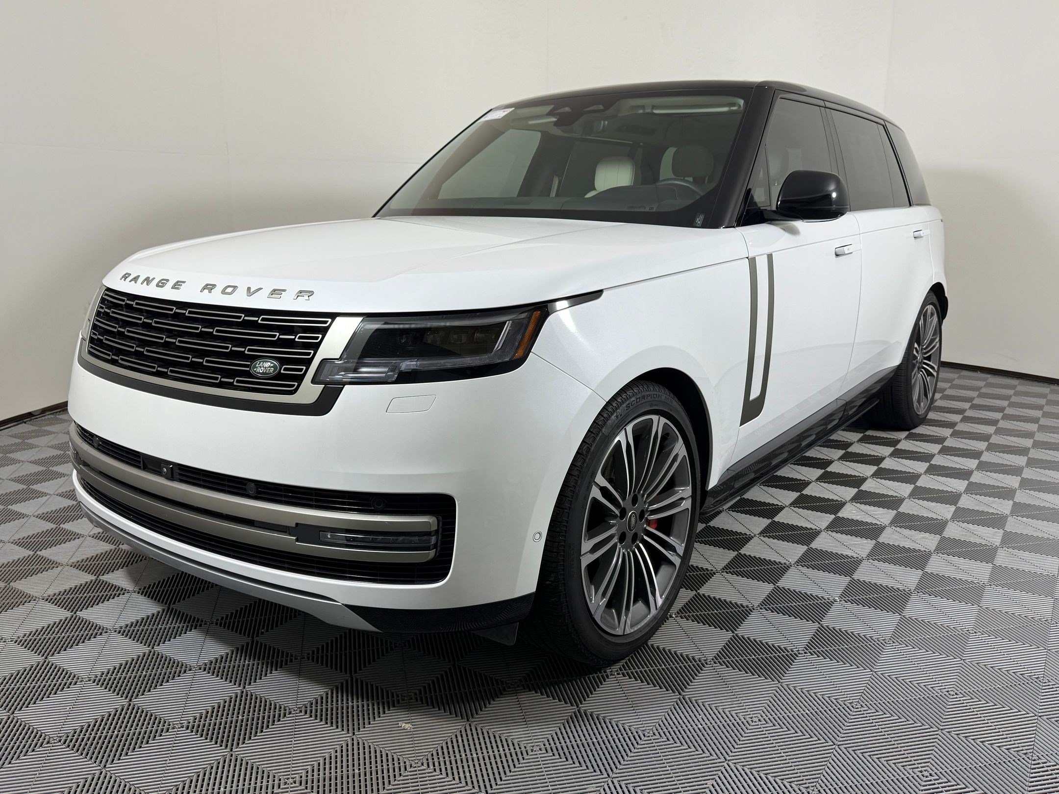 Used 2025 Land Rover Range Rover Long Wheelbase SE