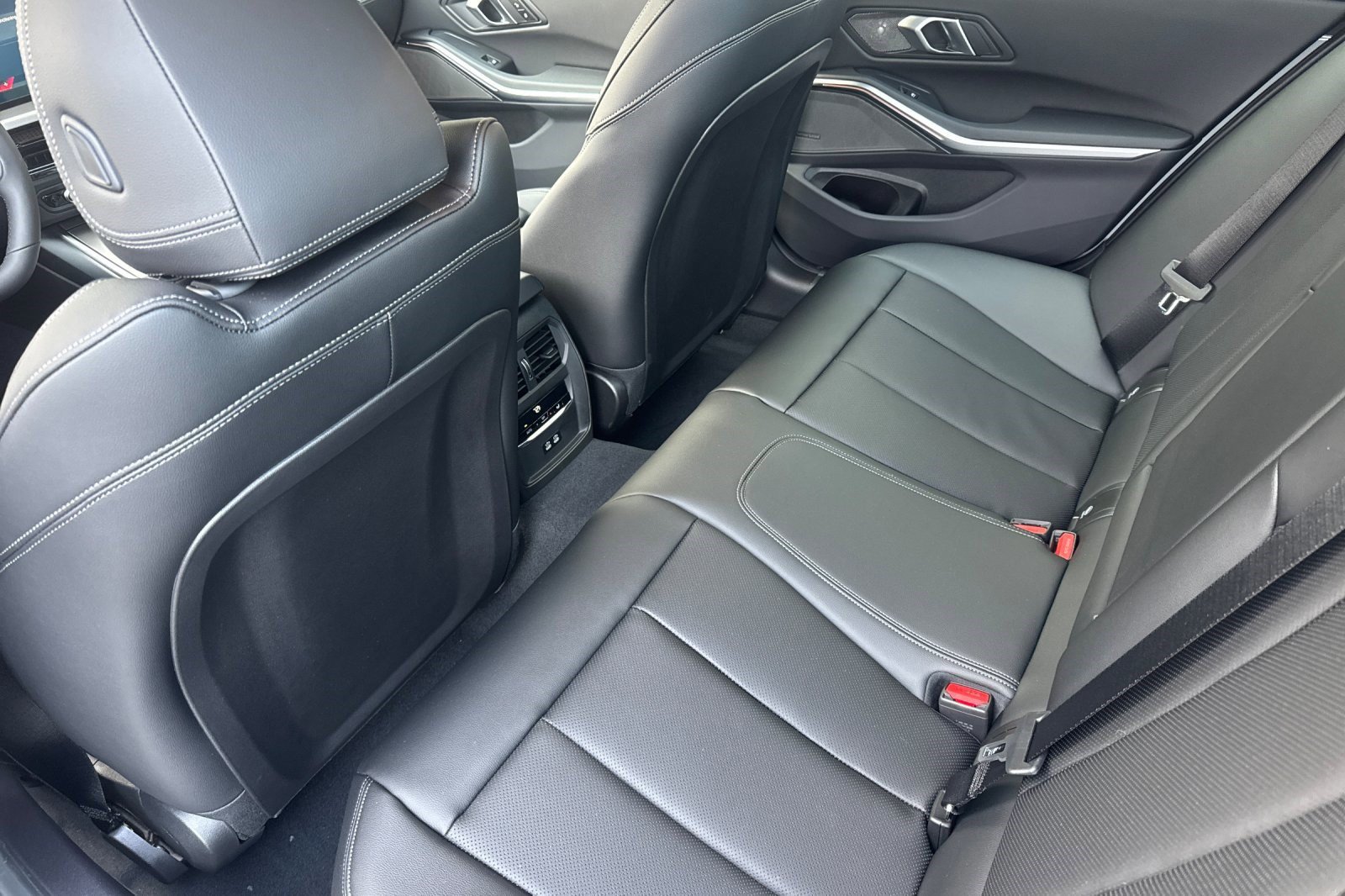Used 2026 BMW 330i Sedan w/ M Sport Package RWD image 21
