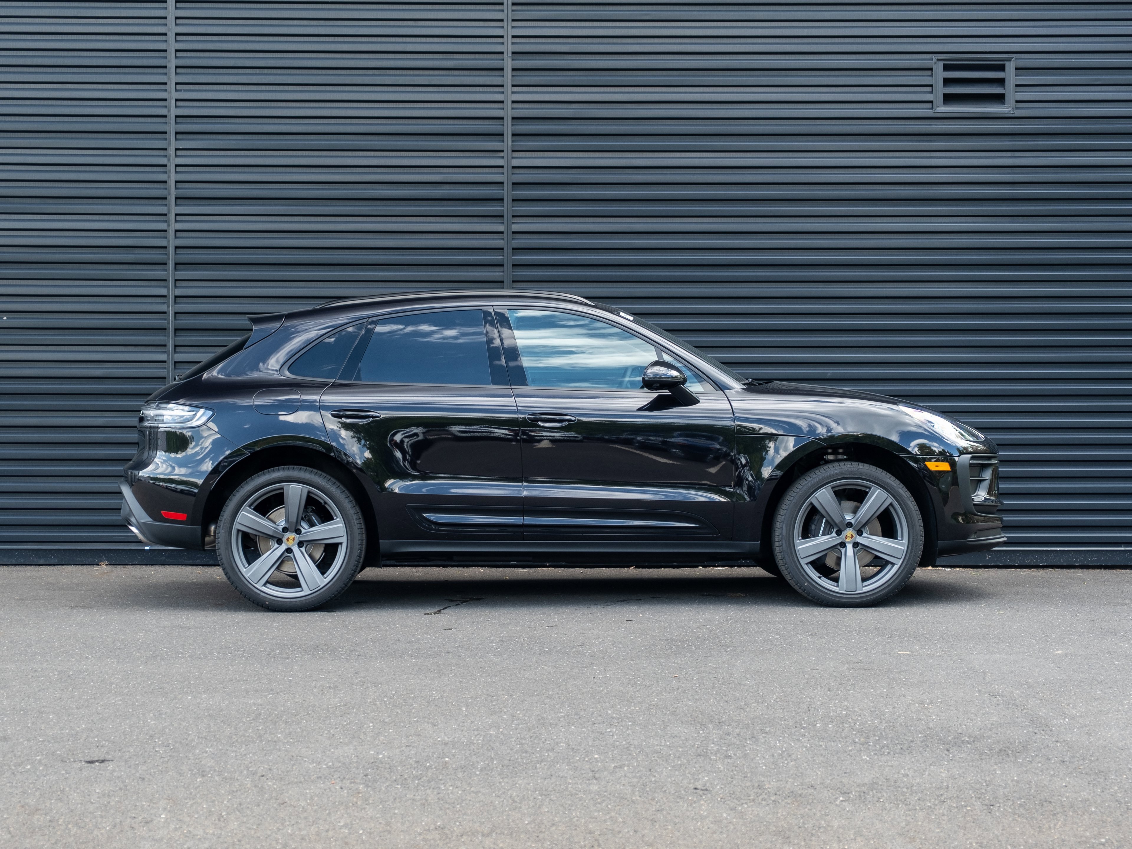 Certified 2025 Porsche Macan image 9