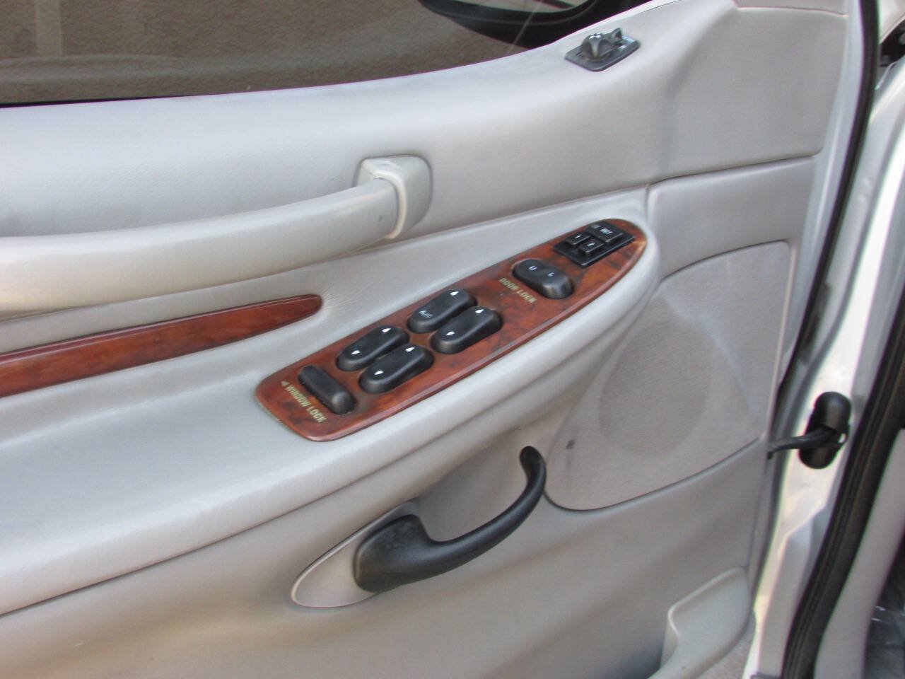 Used 2000 Lincoln Navigator 4WD image 11