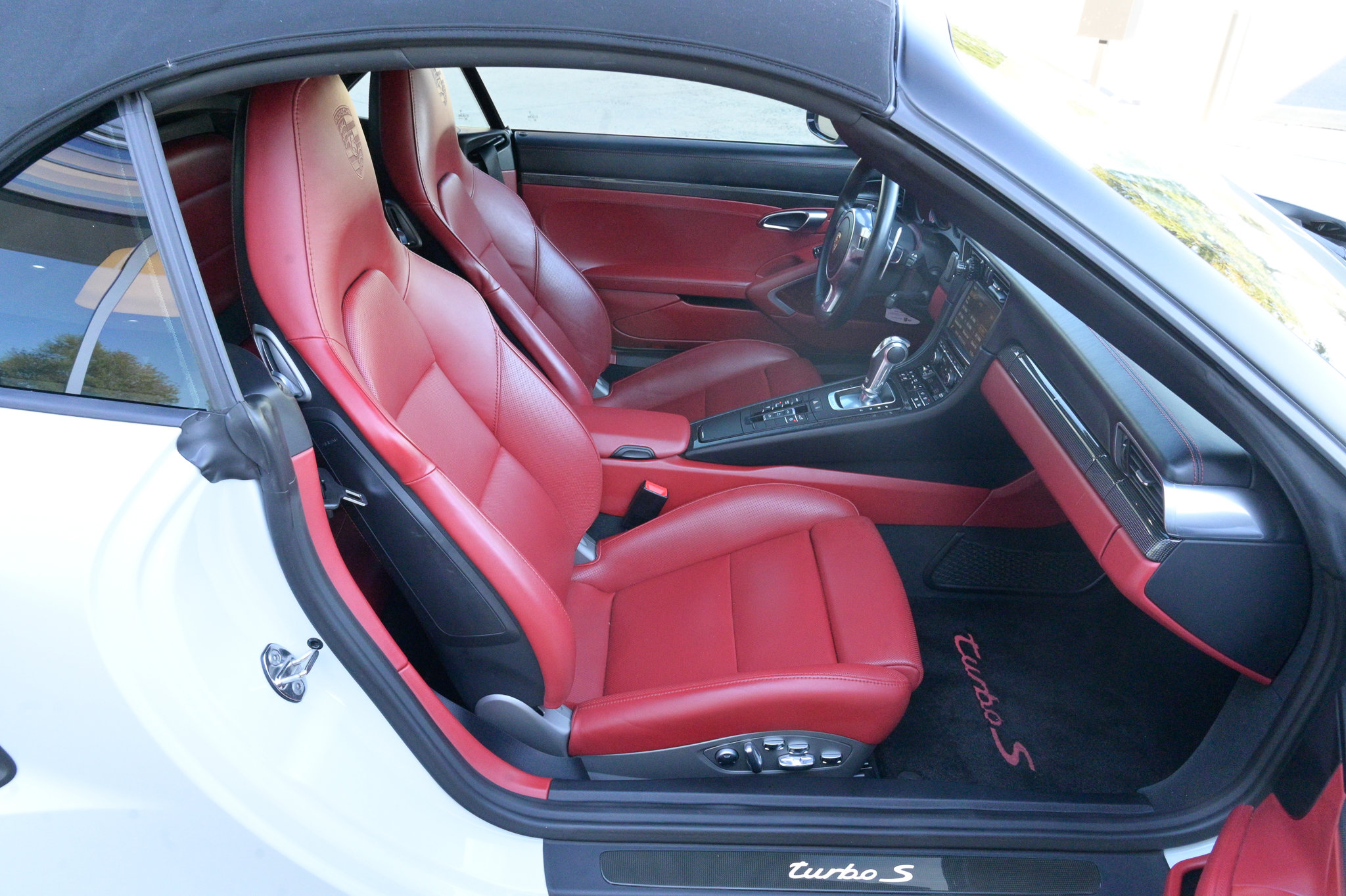 Used 2015 Porsche 911 Turbo S image 38