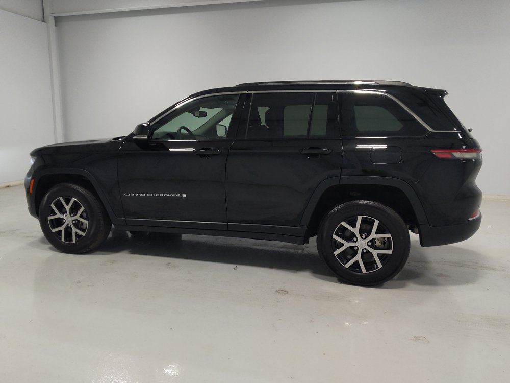 Used 2023 Jeep Grand Cherokee Limited AWD/4WD image 3