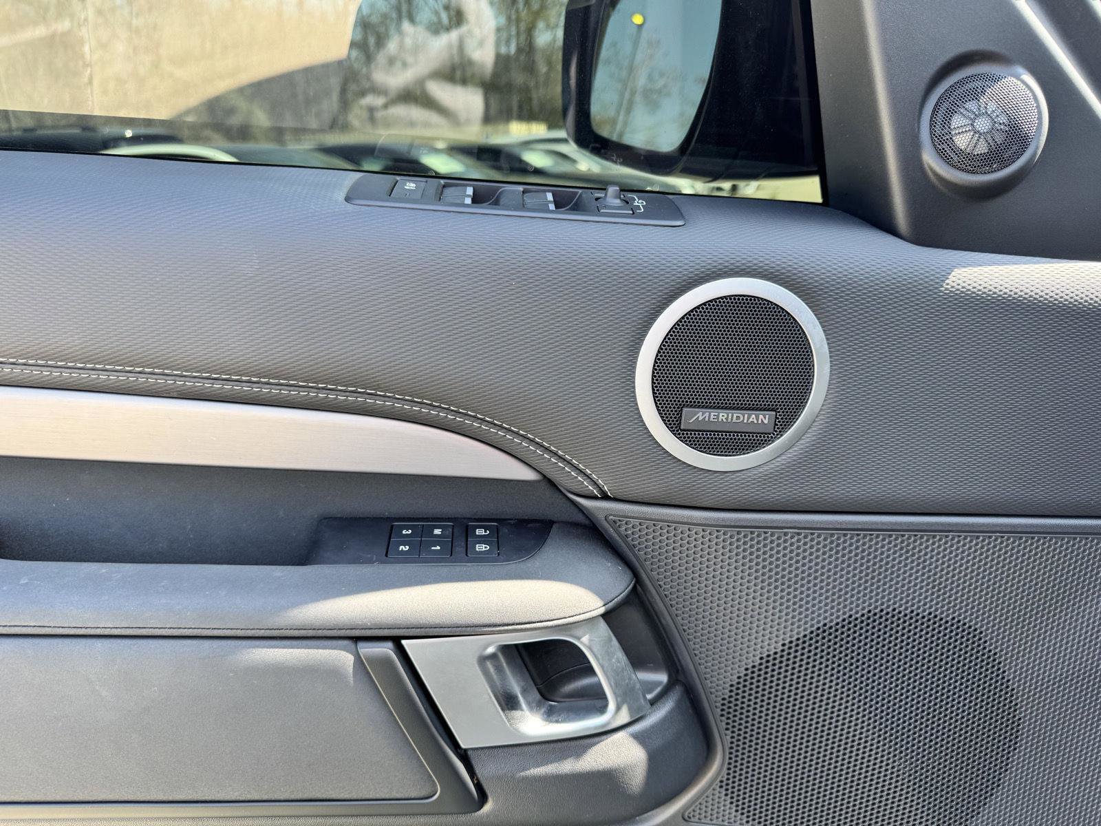 Used 2024 Land Rover Discovery Dynamic SE image 6