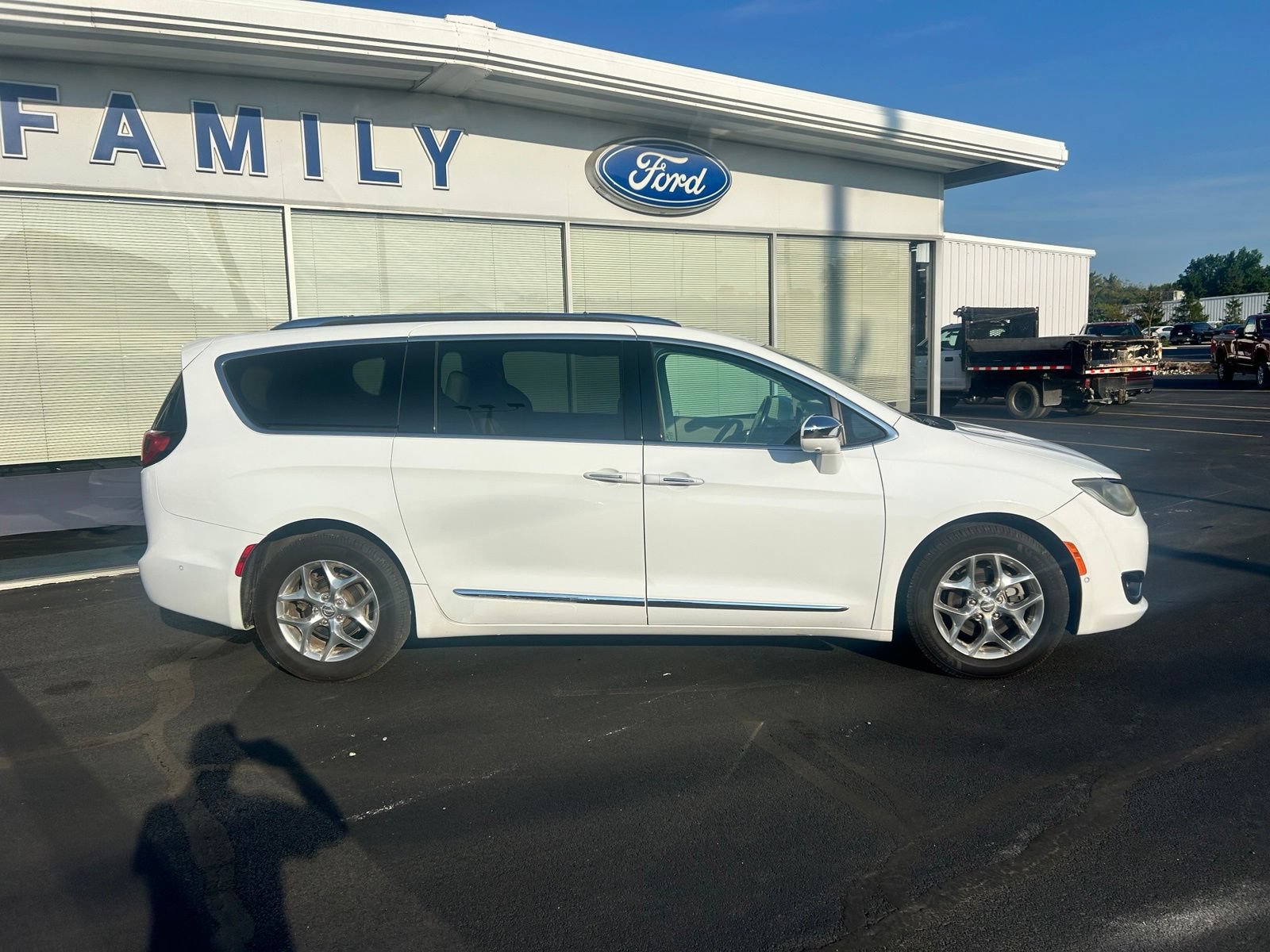 Used 2017 Chrysler Pacifica Limited w/ UConnect Theater Package FWD image 3