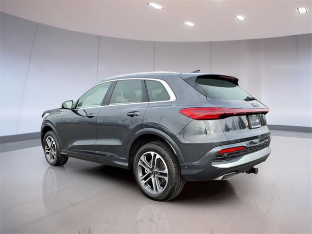 Used 2025 Audi Q5 Premium w/ Convenience Package image 4