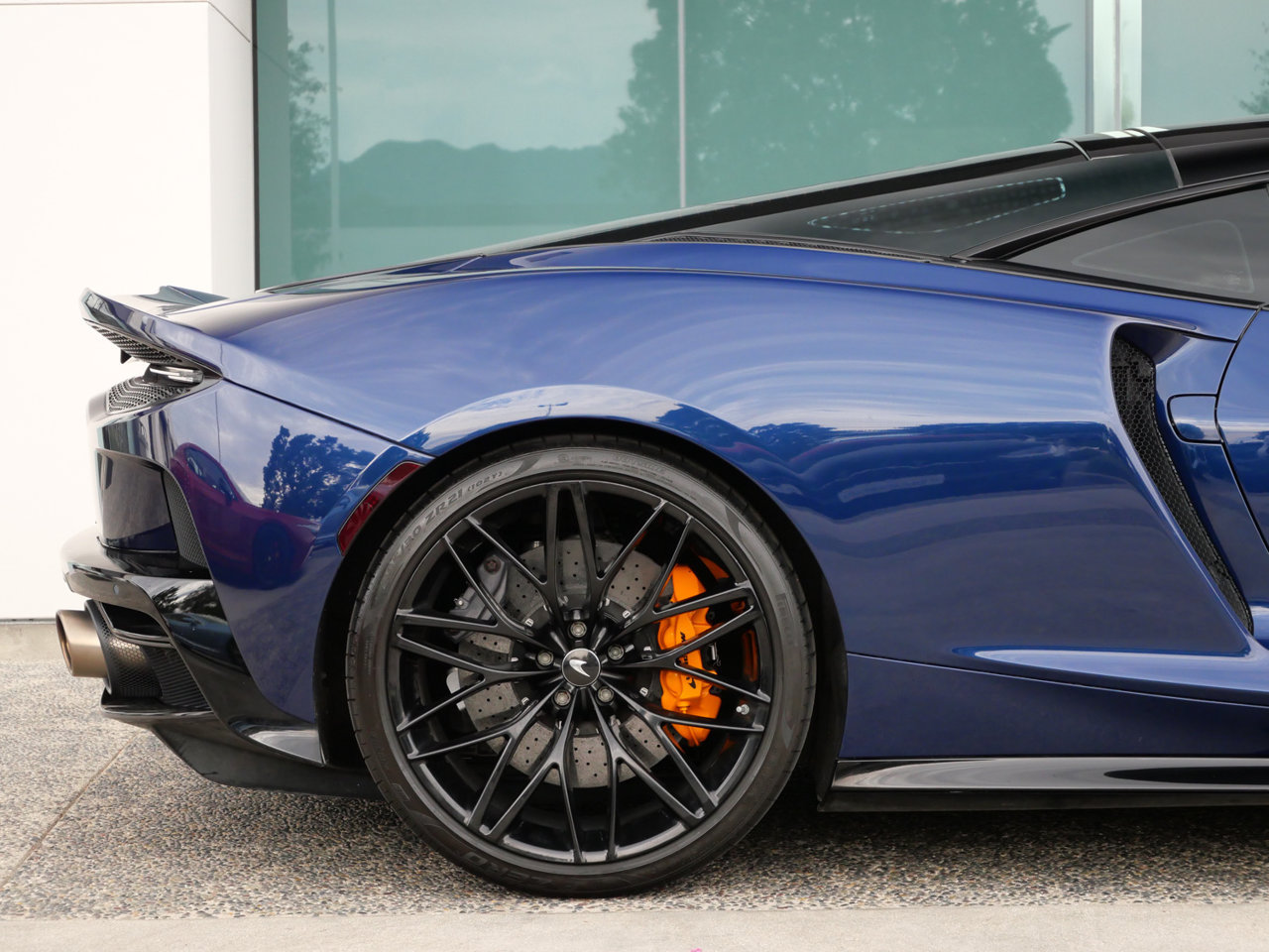 Used 2021 McLaren GT RWD image 13