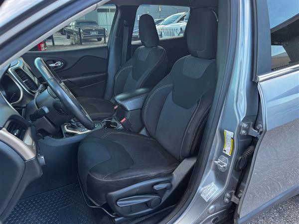 Used 2015 Jeep Cherokee Latitude w/ Cold Weather Group FWD image 7