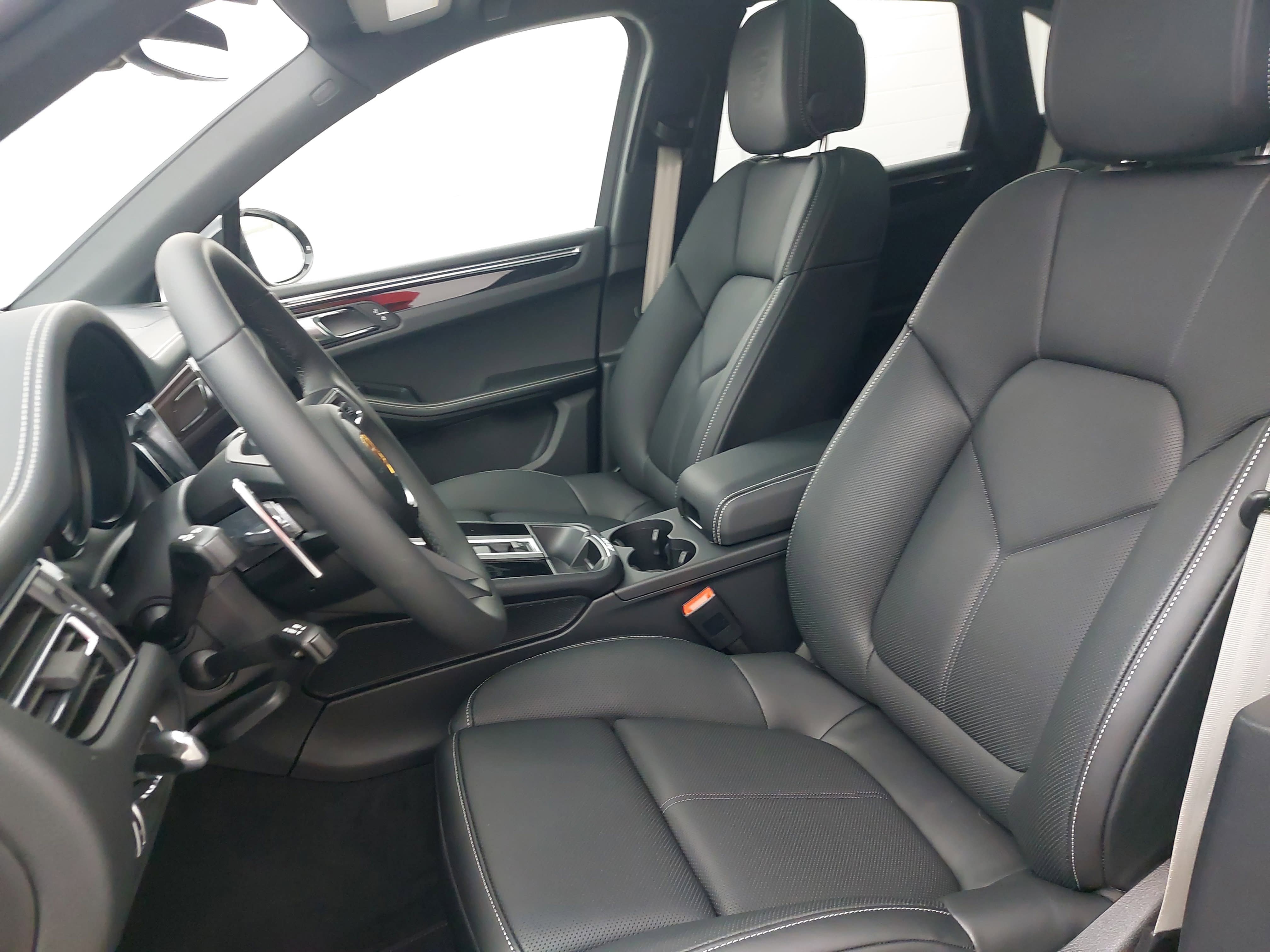 New 2026 Porsche Macan AWD/4WD image 5
