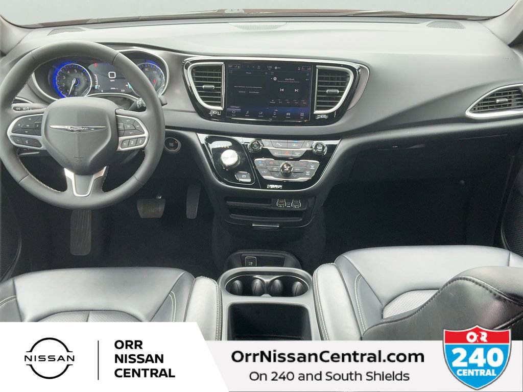 Used 2025 Chrysler Pacifica Select image 18